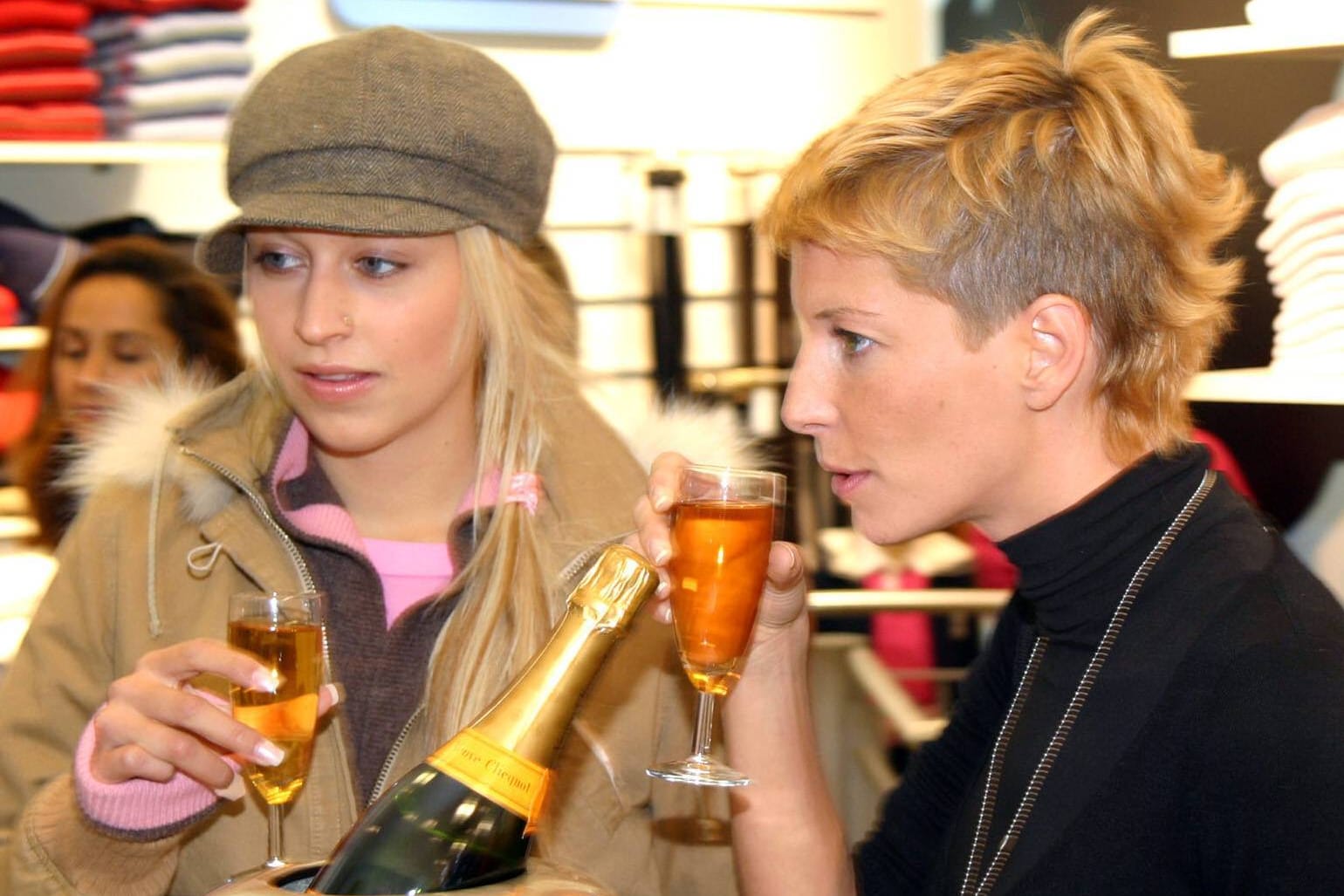 Champagnersause: Verena Kerth und Giulia Siegel ließen sich die prickelnde Brause schmecken.