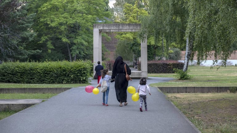 Eine Familie in einem Park in Berlin: Wenn muslimische Kinder fasten müssen und deshalb im Unterricht kollabieren, müsse man das kritisieren dürfen, sagt die Imamin.