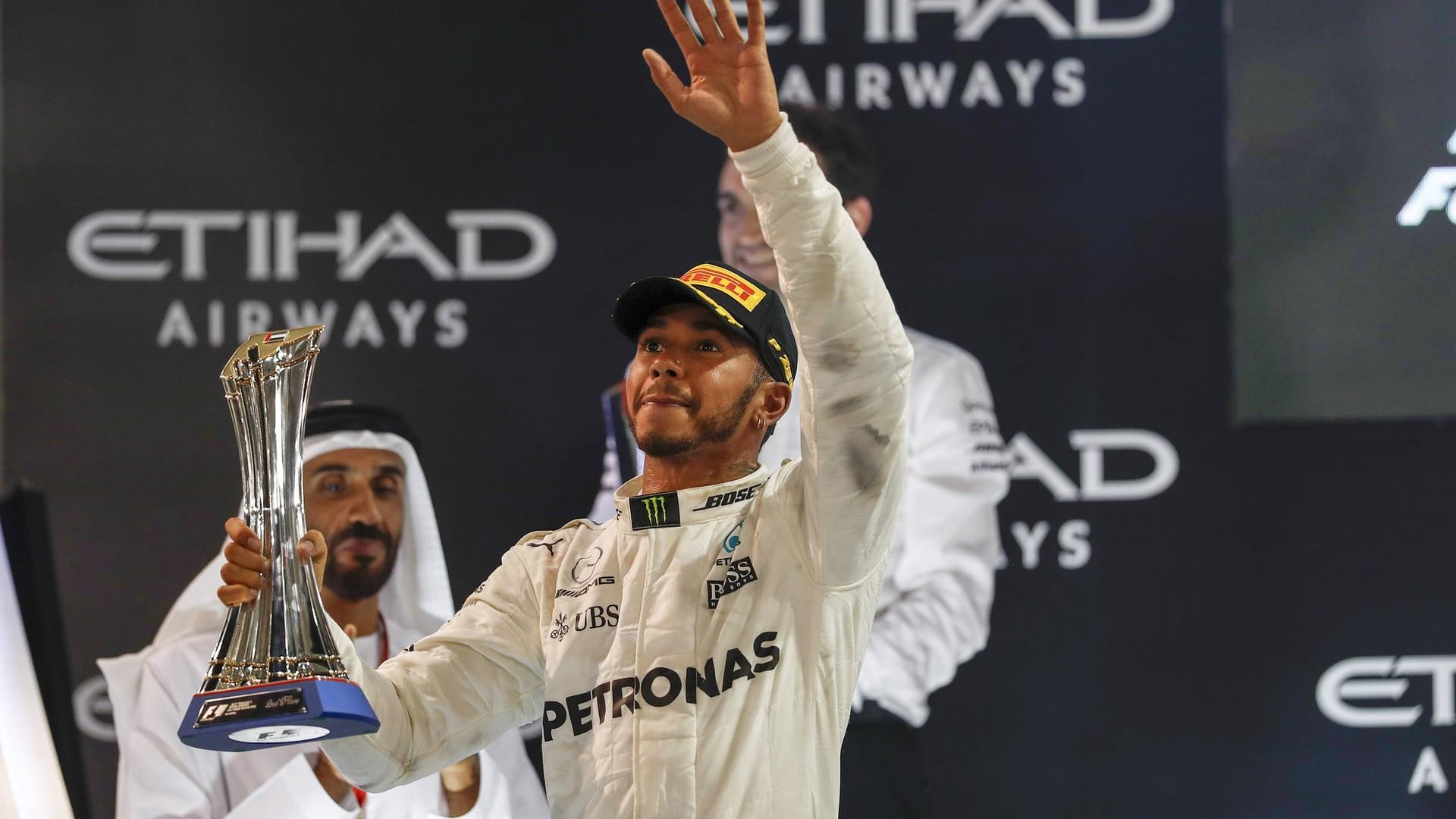 Lewis Hamilton sicherte sich 2008 seinen ersten WM-Titel. Im Alter von nur 23 Jahren fuhr er im McLaren-Mercedes allen anderen davon und kürte sich zum jüngsten Formel-1-Champion, bis Vettel ihm diesen Rekord wegschnappte. 2014 folgte sein erster Titel mit Mercedes, 2015, 2017, 2018 und 2019 ließ er vier weitere folgen. Bis zum Rekordweltmeister Michael Schuhmacher fehlt Hamilton noch ein WM-Titel.