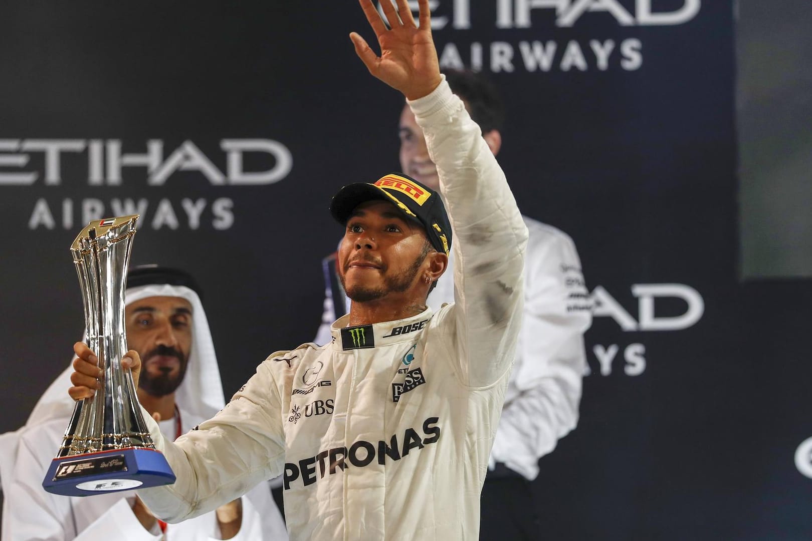 Lewis Hamilton sicherte sich 2008 seinen ersten WM-Titel. Im Alter von nur 23 Jahren fuhr er im McLaren-Mercedes allen anderen davon und kürte sich zum jüngsten Formel-1-Champion, bis Vettel ihm diesen Rekord wegschnappte. 2014 folgte sein erster Titel mit Mercedes, 2015, 2017, 2018 und 2019 ließ er vier weitere folgen. Bis zum Rekordweltmeister Michael Schuhmacher fehlt Hamilton noch ein WM-Titel.