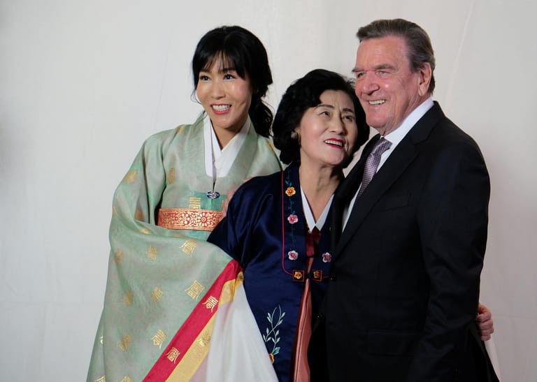 Der Altkanzler und seine Partnerin posierten mit Soyeon Kims Mutter.