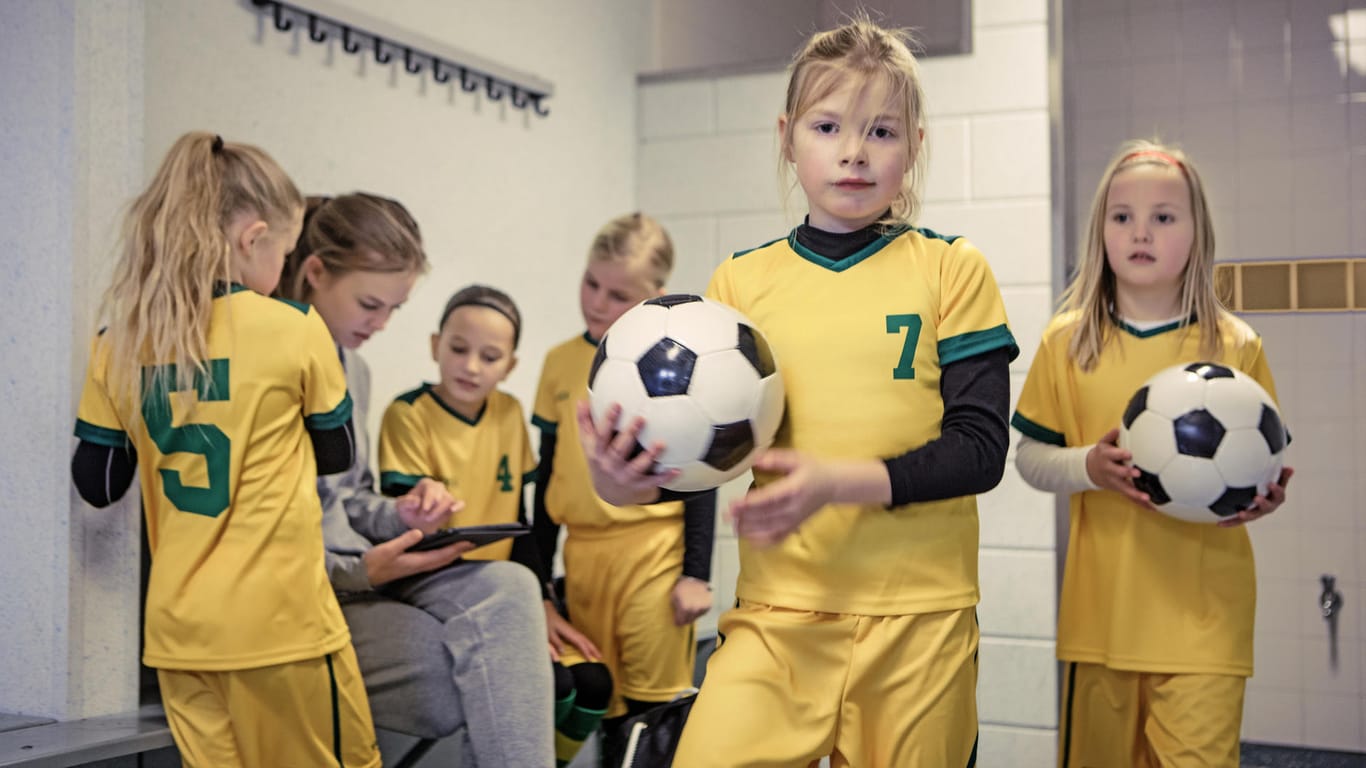 Mädchen im Fußballverein: Die Teilhabe von Kindern an Sportangeboten von Vereinen kann bei einem geringen Einkommen der Eltern staatlich gefördert werden.