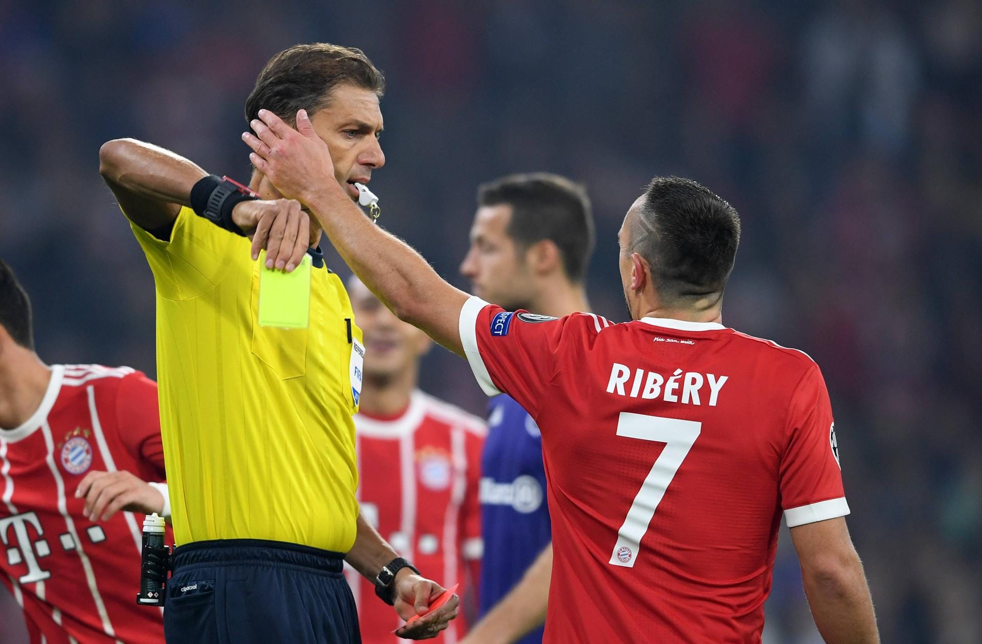 Beim 3:0-Sieg gegen Anderlecht zum Auftakt der CL-Saison 2017/18 reklamiert Ribéry heftig und sieht Gelb. Danach greift er Schiedsrichter Paolo Tagliavento ins Gesicht, kommt aber um einen Platzverweis herum.
