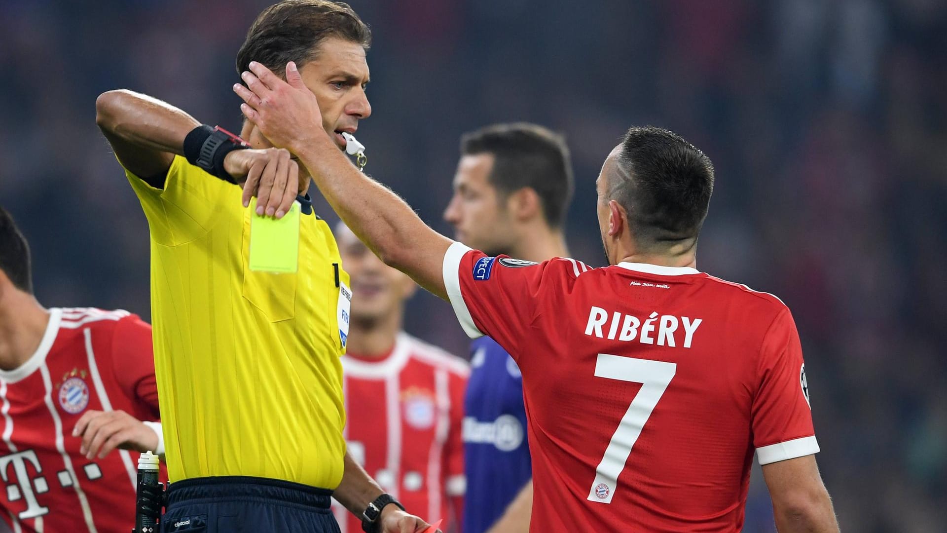 Beim 3:0-Sieg gegen Anderlecht zum Auftakt der CL-Saison 2017/18 reklamiert Ribéry heftig und sieht Gelb. Danach greift er Schiedsrichter Paolo Tagliavento ins Gesicht, kommt aber um einen Platzverweis herum.