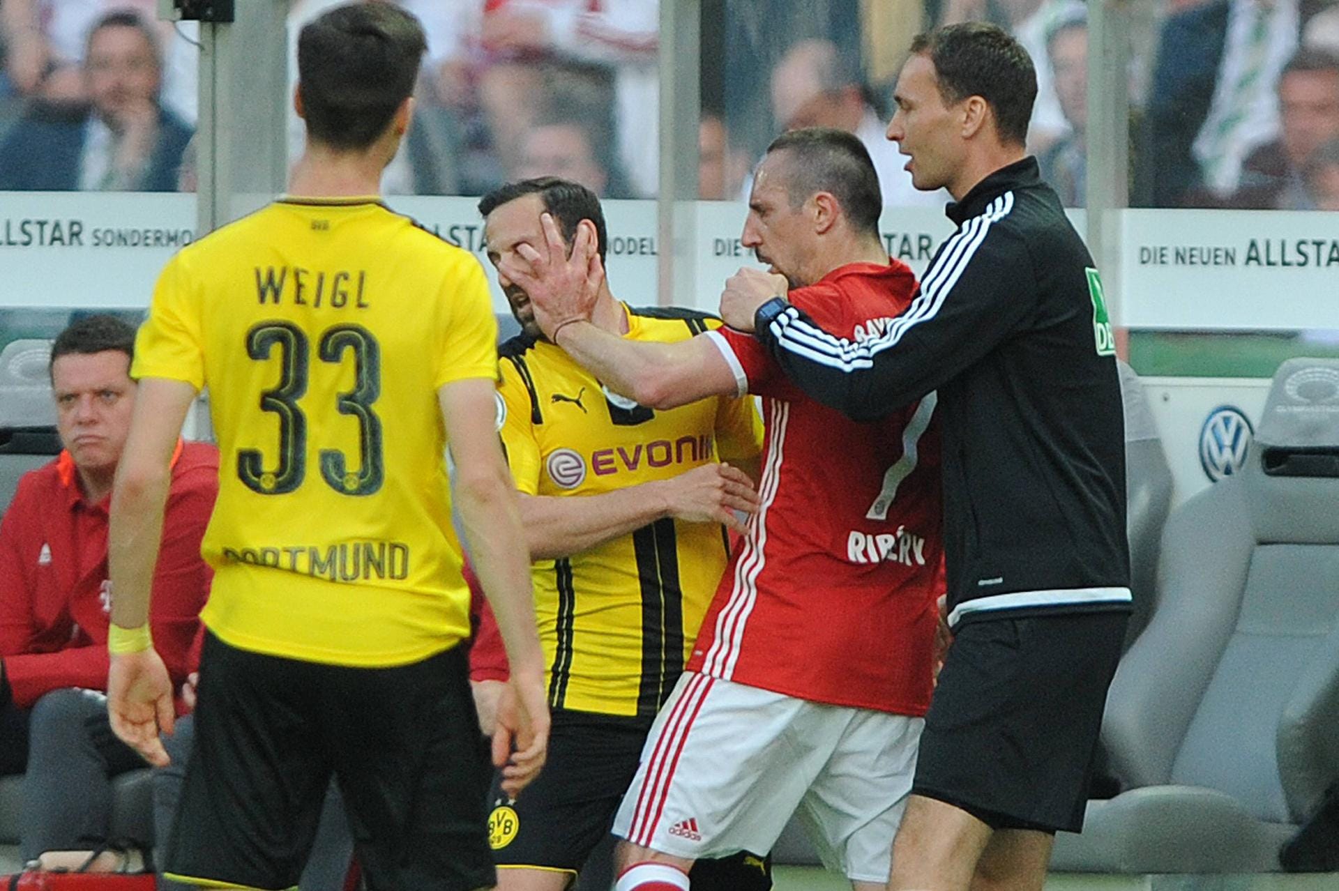 Aussetzer im DFB-Pokal-Finale 2016: Ribéry greift BVB-Profi Gonzalo Castro ins Auge und kommt mit der Gelben Karte davon.