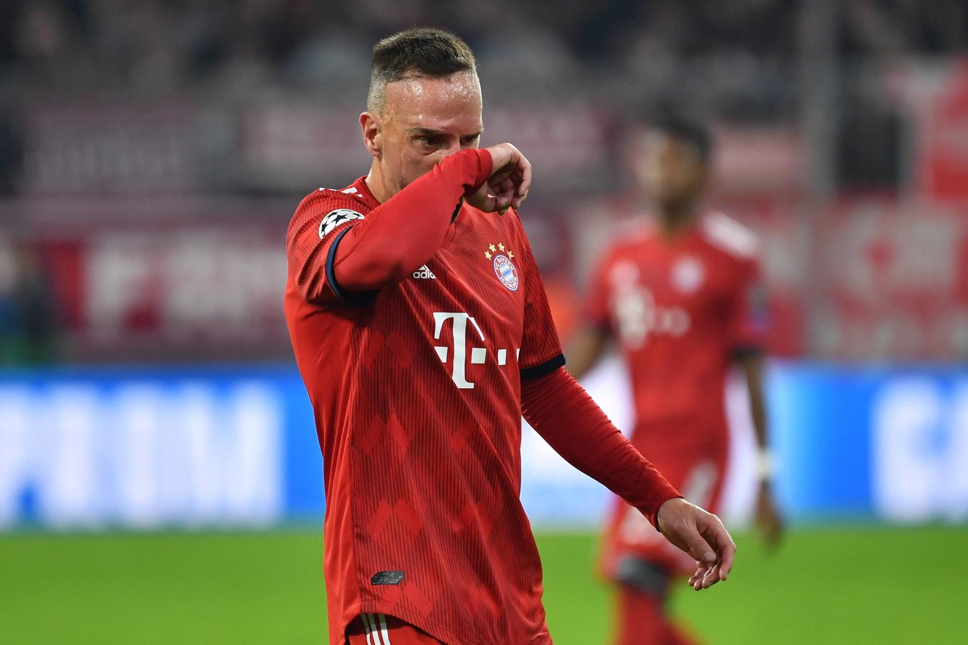Nach der 2:3-Niederlage in Dortmund soll Franck Ribéry gegenüber einem TV-Experten handgreiflich geworden sein. Nicht der erste Ausraster des Franzosen.