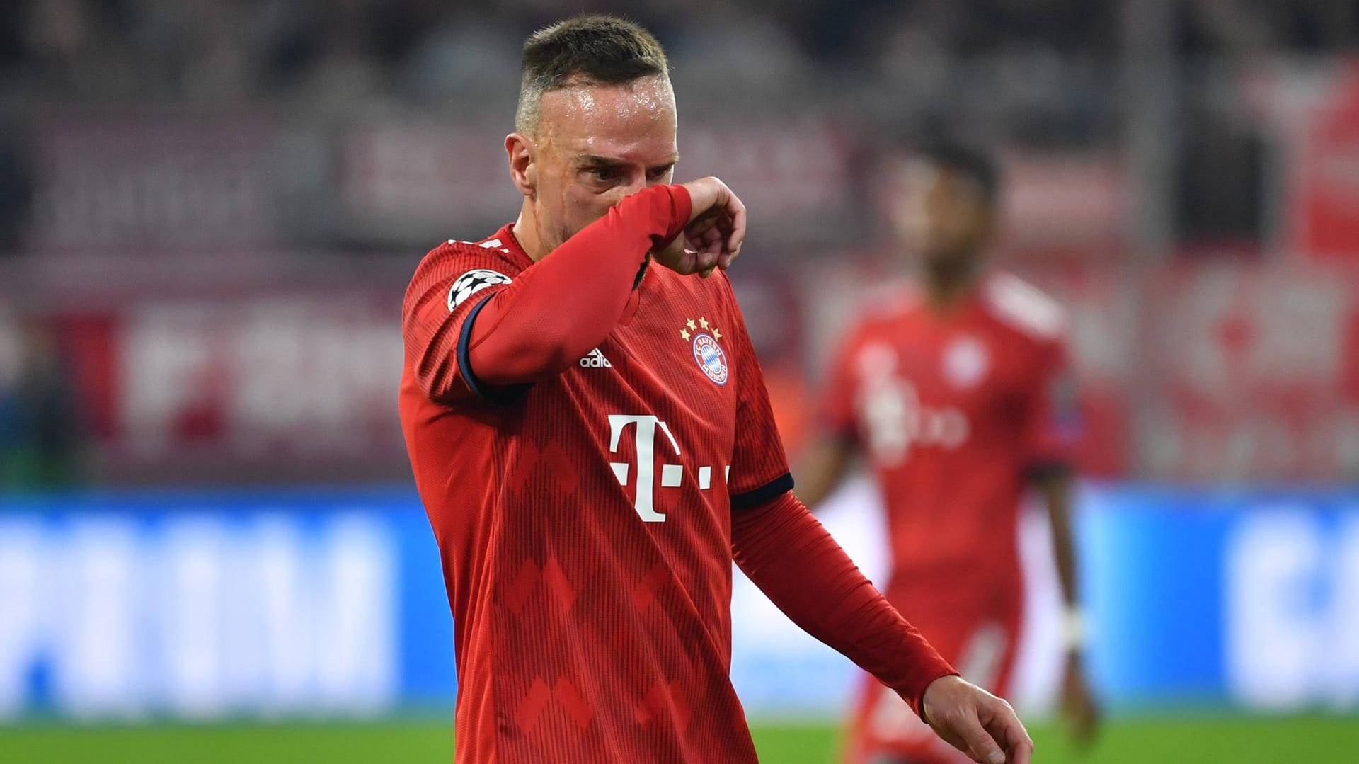 Nach der 2:3-Niederlage in Dortmund soll Franck Ribéry gegenüber einem TV-Experten handgreiflich geworden sein. Nicht der erste Ausraster des Franzosen.