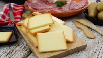 Pro Person sollte man für ein ganz klassisches Raclette mit zweihundert Gramm Käse rechnen. Raclette-Käse – Tipps zu Sorten, Menge und Verwendung