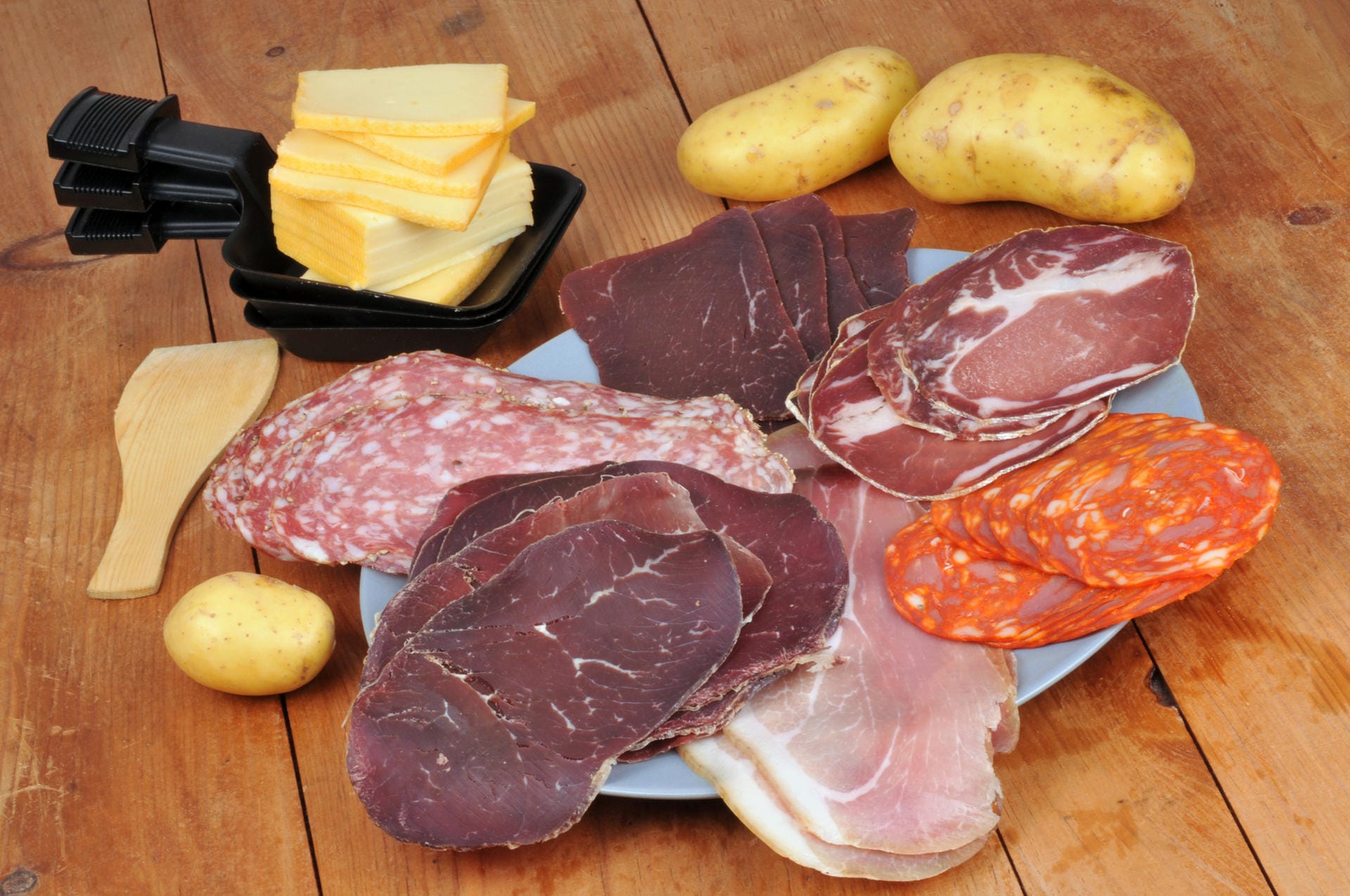 Erlaubt ist, was gefällt und schmeckt: Schinken oder Salami sorgen für eine deftige Note. Mehr zum Thema: Raclette-Fleisch – Diese Sorten eignen sich