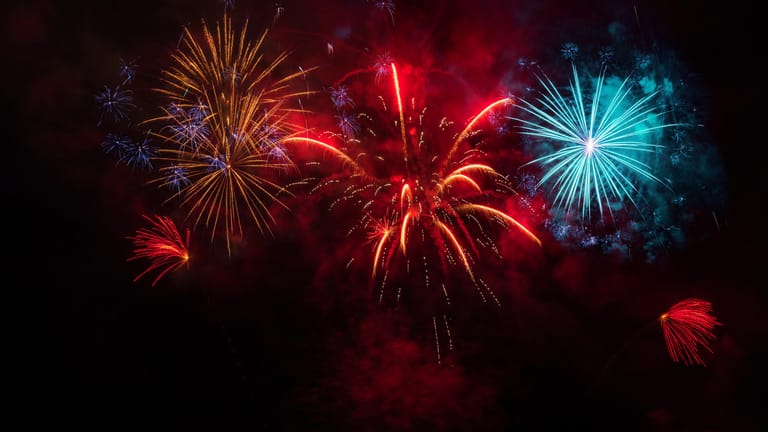 Das gute alte Feuerwerk. Jeder kennt es, fast jeder liebt es: An Silvester wird es laut und bunt. Der Jahreswechsel wird nahezu auf der ganzen Welt von Feuerwerk begleitet.