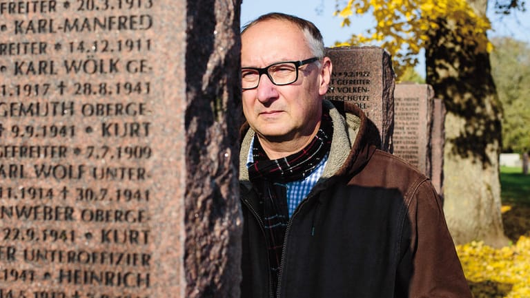Thomas Schock beim Studium einer Gedenktafel im estnischen Narv: Auch estnische Kinder liegen auf deutschen Soldatenfriedhöfen.