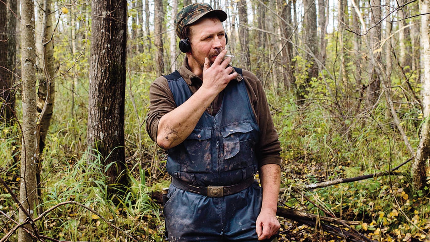 Pawel Stimmer mit Wasserpumpe im Wald in Anvere bei Narva in Estland: Modergeruch liegt in der Luft.