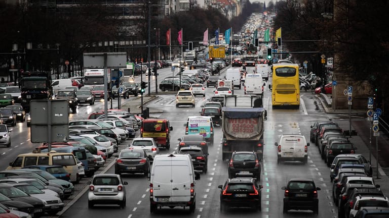 Stadtverkehr in Berlin: Die Straßen in Großstädten sind besonders zu Schlagzeiten verstopft.
