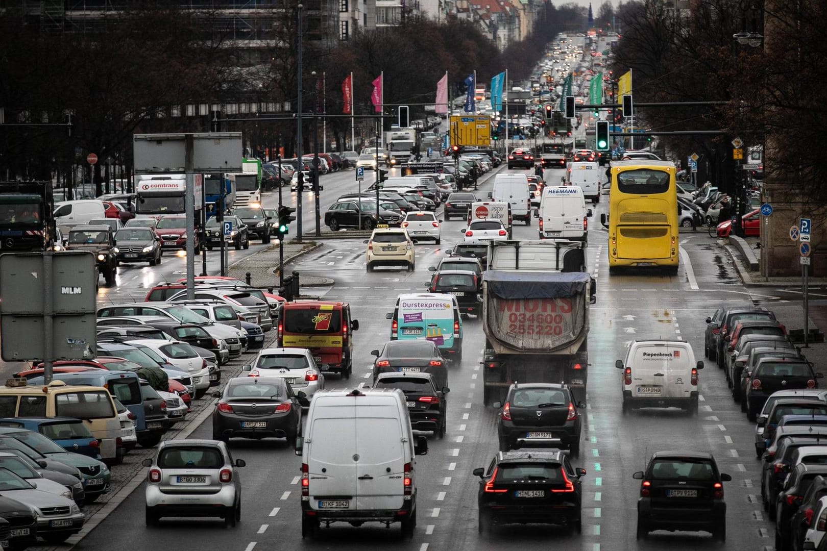 Stadtverkehr in Berlin: Die Straßen in Großstädten sind besonders zu Schlagzeiten verstopft.