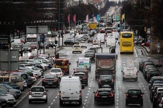 Stadtverkehr in Berlin: Die Straßen in Großstädten sind besonders zu Schlagzeiten verstopft.