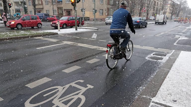 Radfahrer fährt im Winter auf einem Fahrradweg: Radwege sind in vielen deutschen Großstädten noch unzureichend ausgebaut und viele Radfahrer fühlen sich nicht sicher.