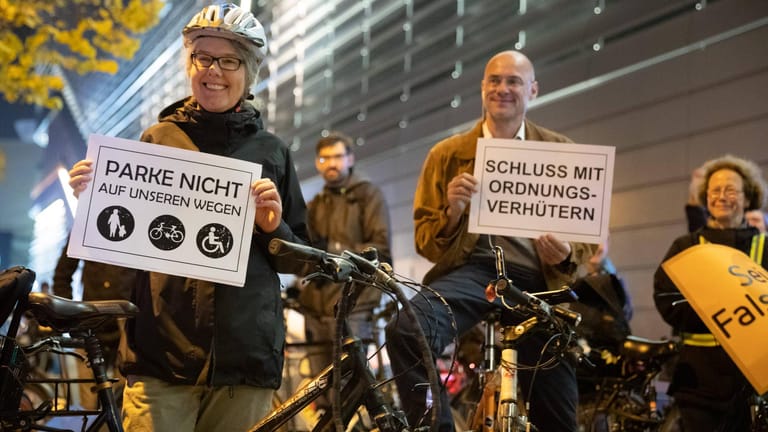 Protest gegen Falschparker auf Fahrradwegen.