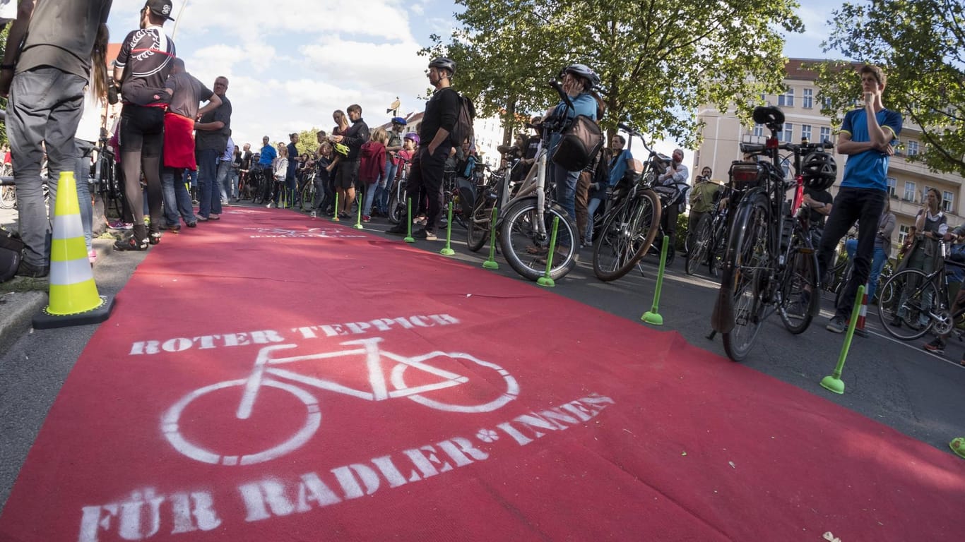 Fahrradfahrer fordern mit einer Fahrraddemonstration einen sicheren Radweg für die Danziger Strasse in Berlin Prenzlauer Berg. Brisant: Vor kurzem verstarb eine Radfahrerin an dieser Kreuzung bei einem Abbiegeunfall.