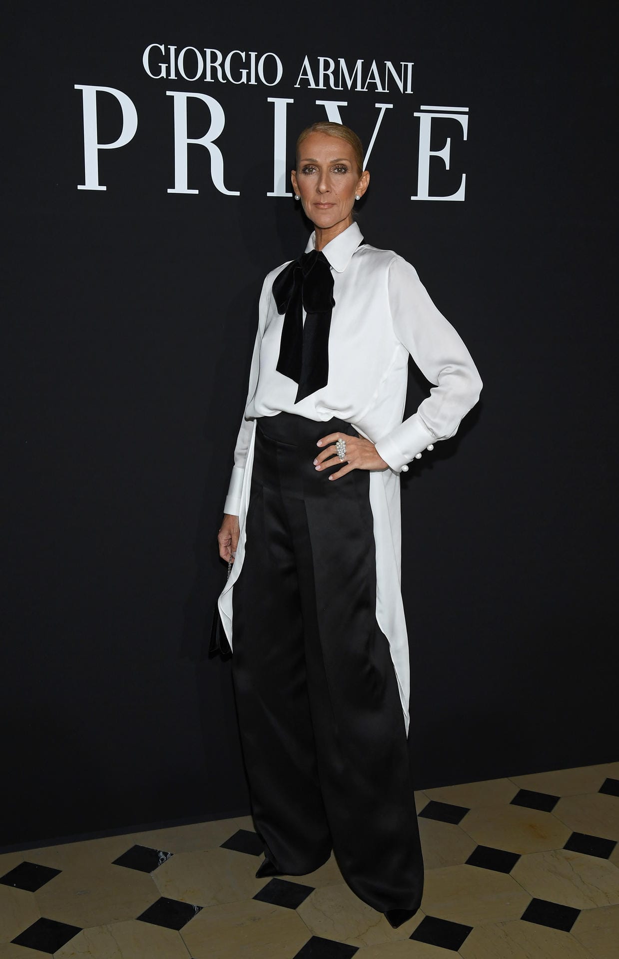 Bei der Giorgio Armani Show zeigte sich Céline Dion mit Bluse und Marlene-Hose.