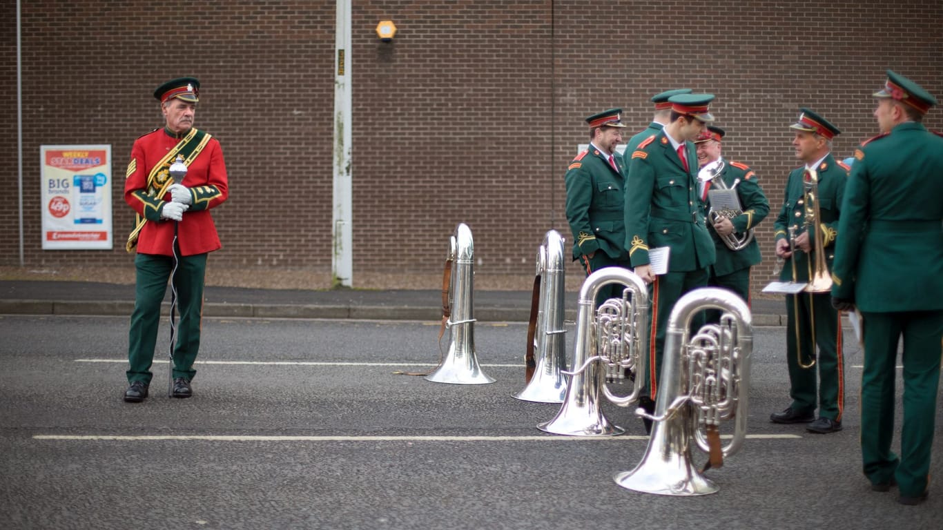 Jedes Jahr findet in Enniskillen am Remembrance Day eine Parade mit Veteranen- und Soldatenverbänden statt, um der Gefallenen der Weltkriege zu gedenken.