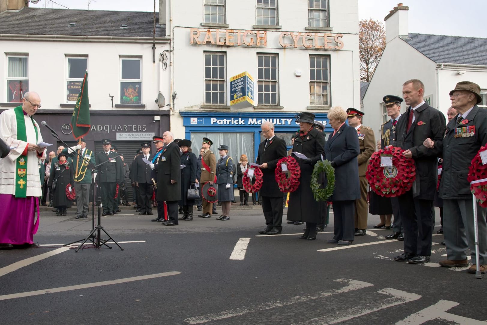 Am Kriegsdenkmal in Enniskillen legen Politiker (darunter Arlene Foster, Vorsitzende der Democratic Unionist Party, schwarzer Hut) am Remembrance Day Kränze nieder.