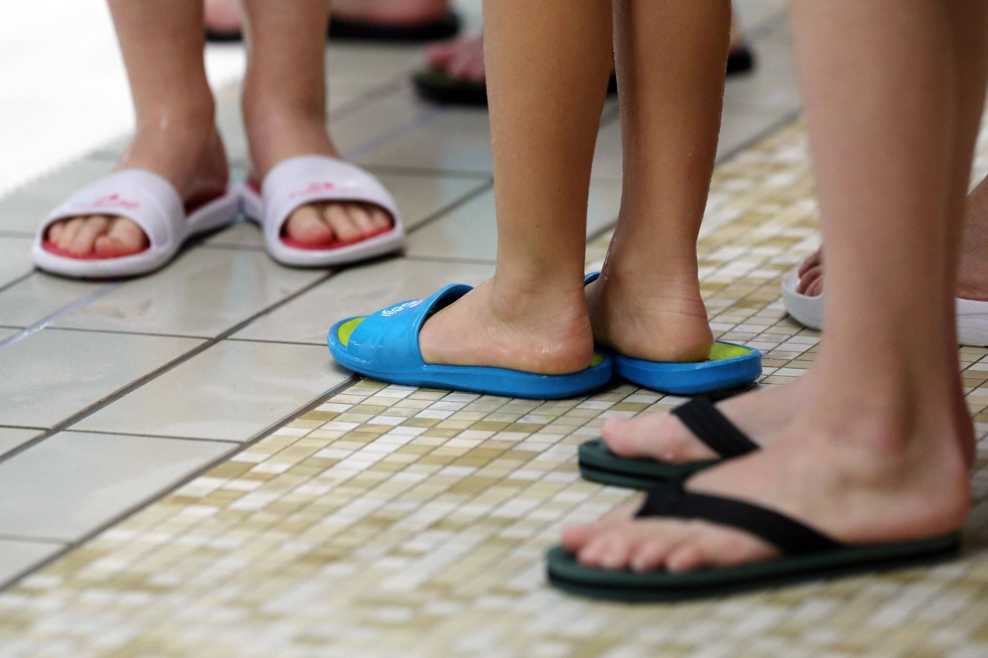 Badelatschen: In öffentlichen Bädern oder Duschen ist die Ansteckungsgefahr mit Fußpilz hoch.