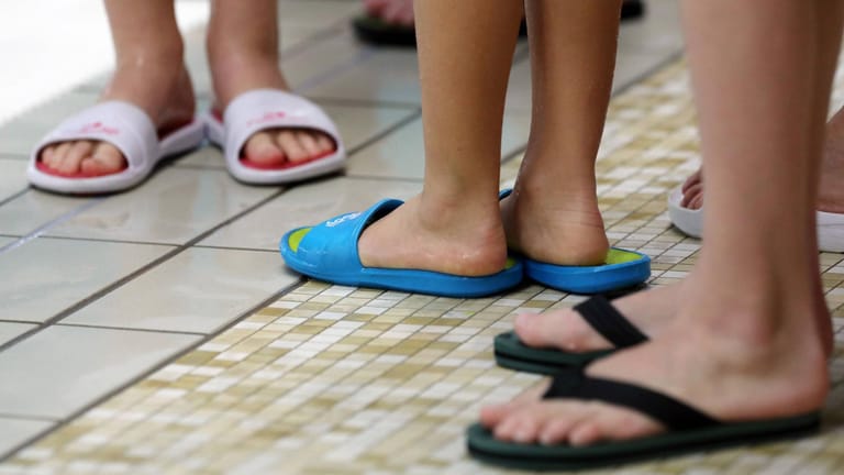 Badelatschen: In öffentlichen Bädern oder Duschen ist die Ansteckungsgefahr mit Fußpilz hoch.