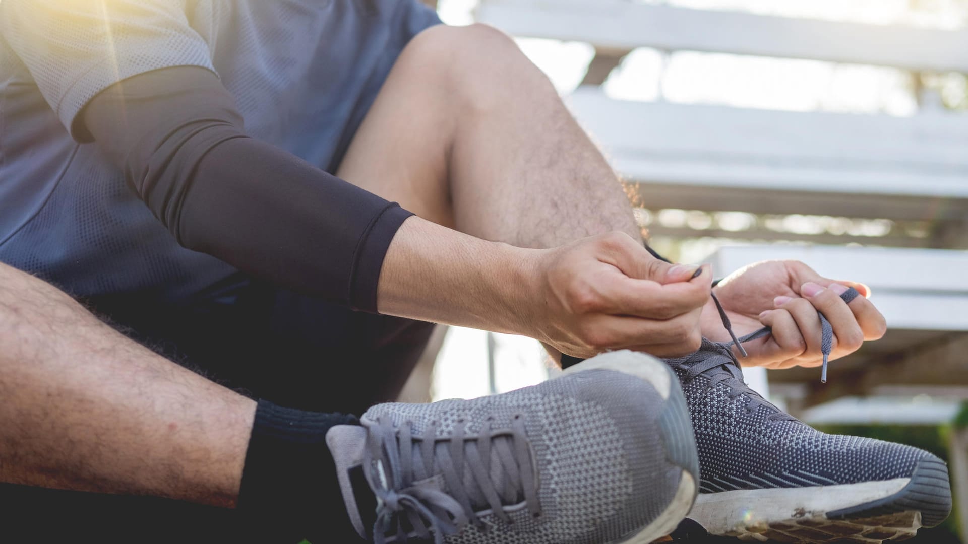 Mann mit Sportschuhen: Sport sorgt für eine gute Durchblutung der Füße.