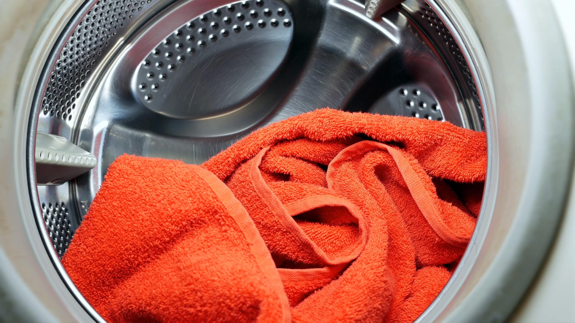 Handtuch in Waschmaschine: Fußpilz kann auch in Textilien überleben.