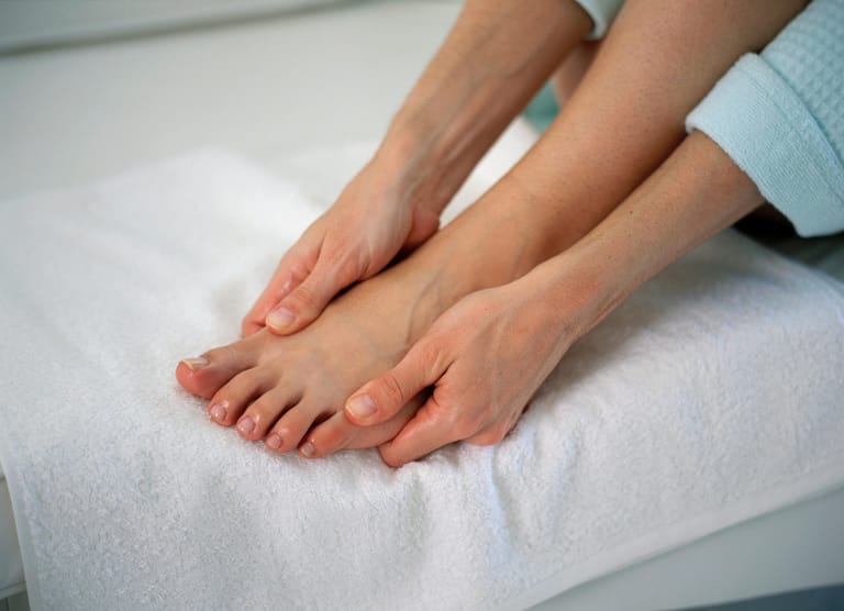 Abgetrockneter Fuß: Regelmäßige Pflege hilft bei der Vorbeugung von Fußpilz.