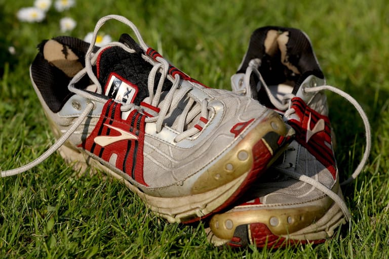 Alte Turnschuhe: Fußpilz kann sich in alten, verdreckten Schuhen gut ausbreiten.