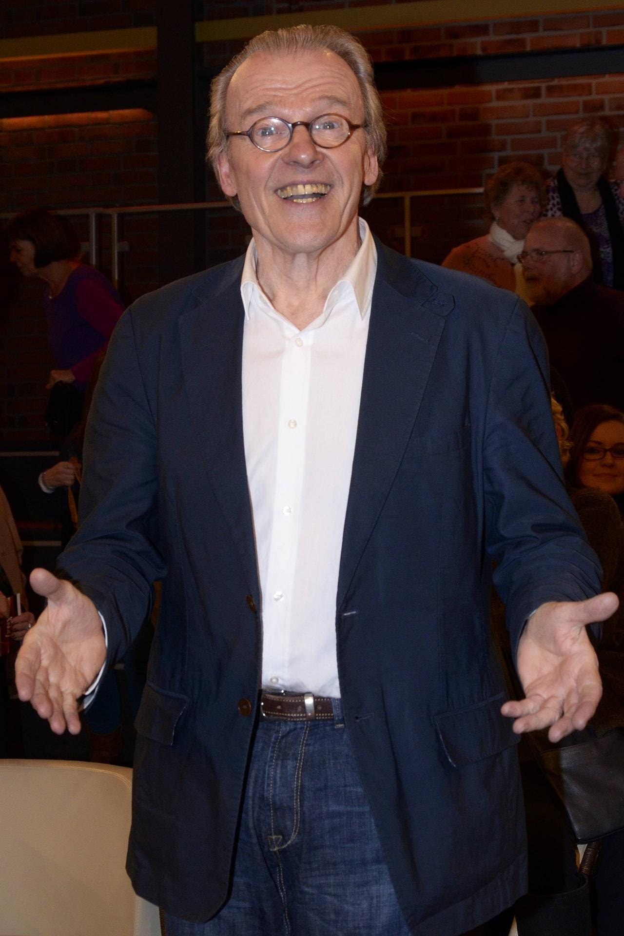 Wichart von Roëll: Der Schauspieler feiert am 20. April 2022 seinen 85. Geburtstag. Zuletzt stand der Schauspieler 2019 für die RTL-Serie "Nachtschwestern" vor der Kamera.