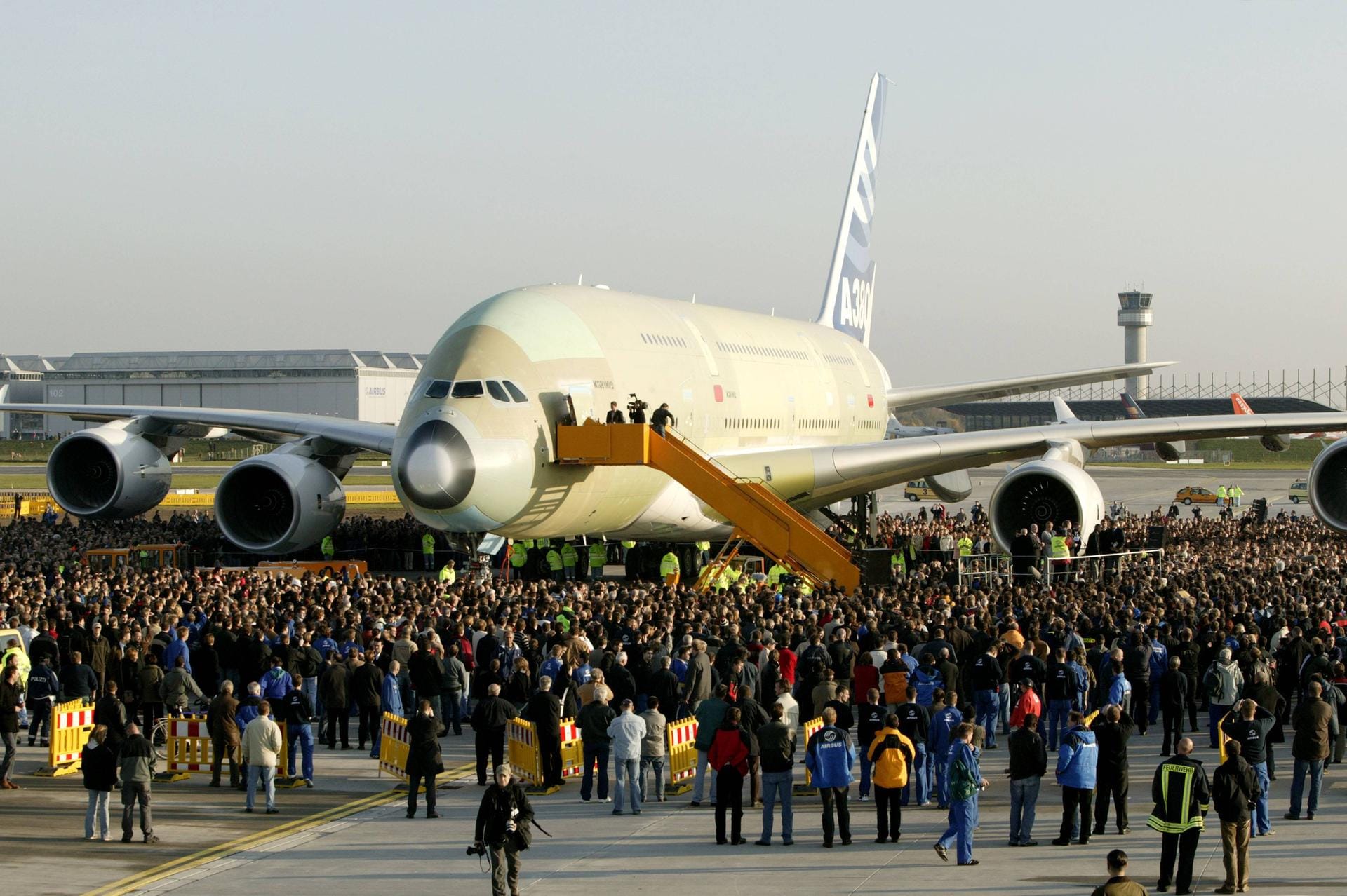 Dabei war der A380 als europäisches Prestigeprojekt gestartet. Der Erstflug des Riesen-Jumbos mit Platz für bis zu 853 Passagiere lockte am 27. April 2005 Tausende Menschen nach Finkenwerder.