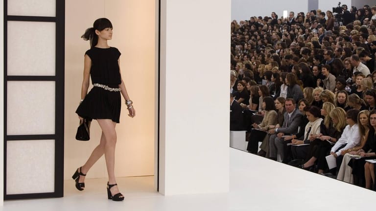 Ein Model präsentiert das Kleine Schwarze von Chanel.
