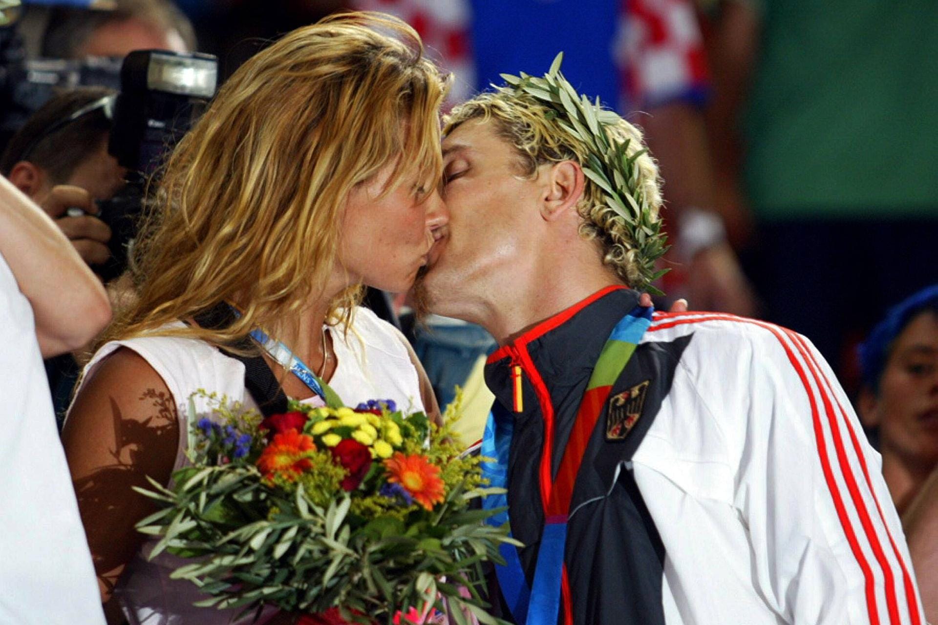 2004: Nach einer Niederlage tröstete Franzi ihren Freund mit einem Kuss.