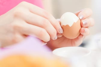 Gekochtes Ei: Sie sollten Eier nach Möglichkeit immer gut durchgaren. Das tötet Salmonellen und andere Krankheitserreger ab.
