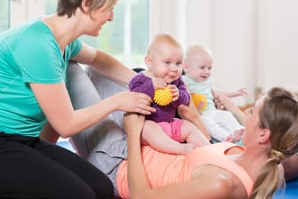 Rückbildungsgymnastik: Häufig werden Müttern spezielle Kurse angeboten.