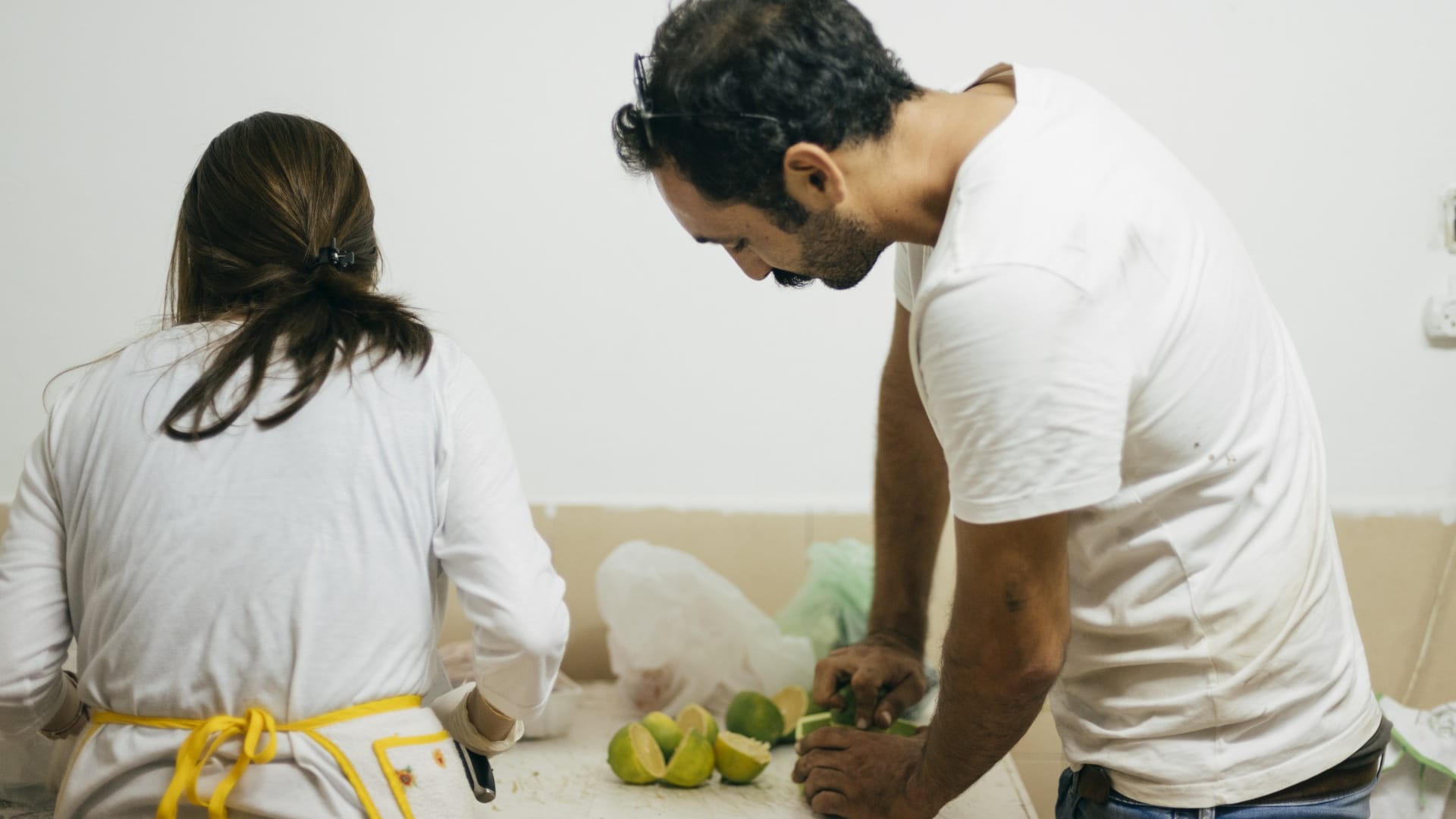 In der Küche bereitet Ftian mit seiner Mutter das Mittagessen vor.