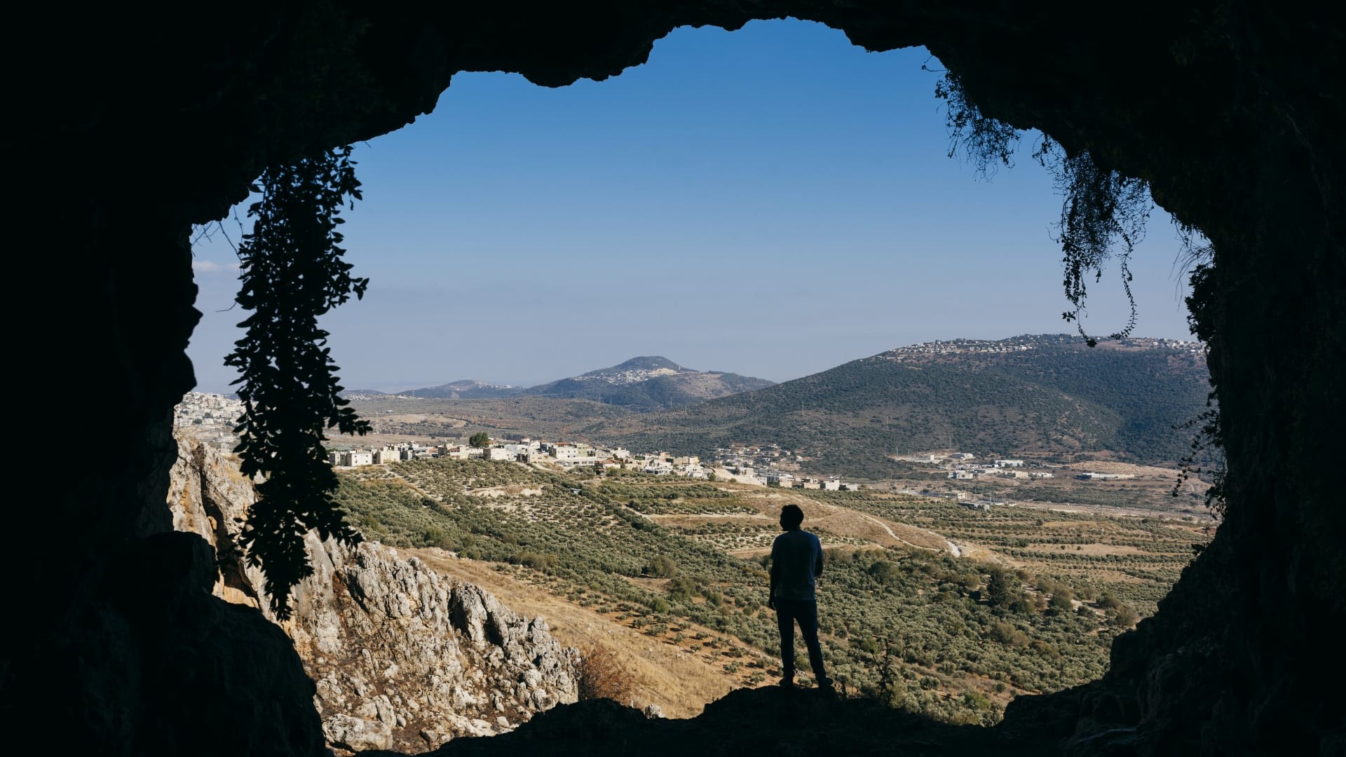 Ftian und sein Heimatdorf Sajur. Als Jugendlicher fand er in dieser Höhle ein Maschinengewehr.