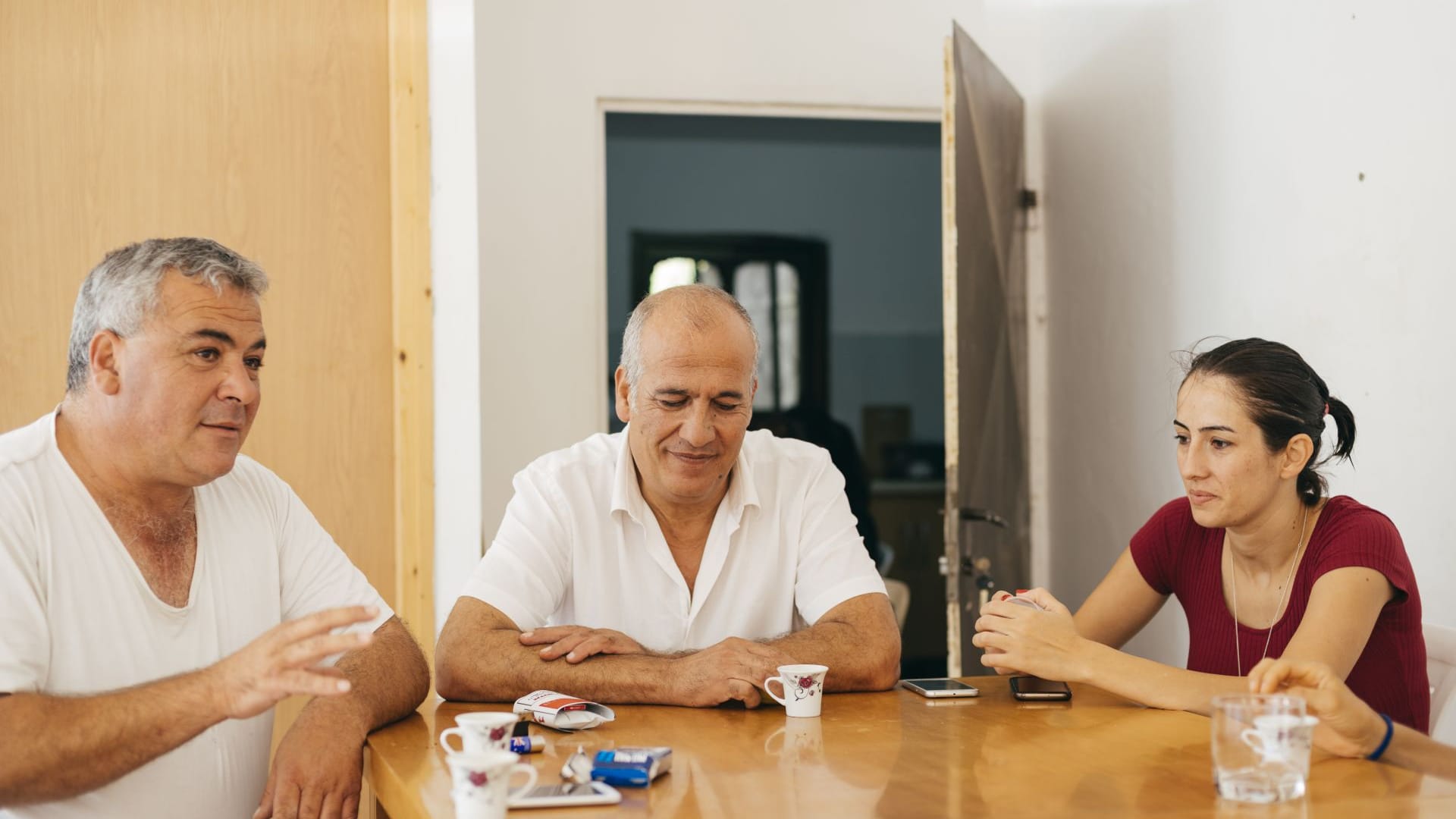 Ftians Vater, Onkel Amir und eine Schwester am Esstisch.