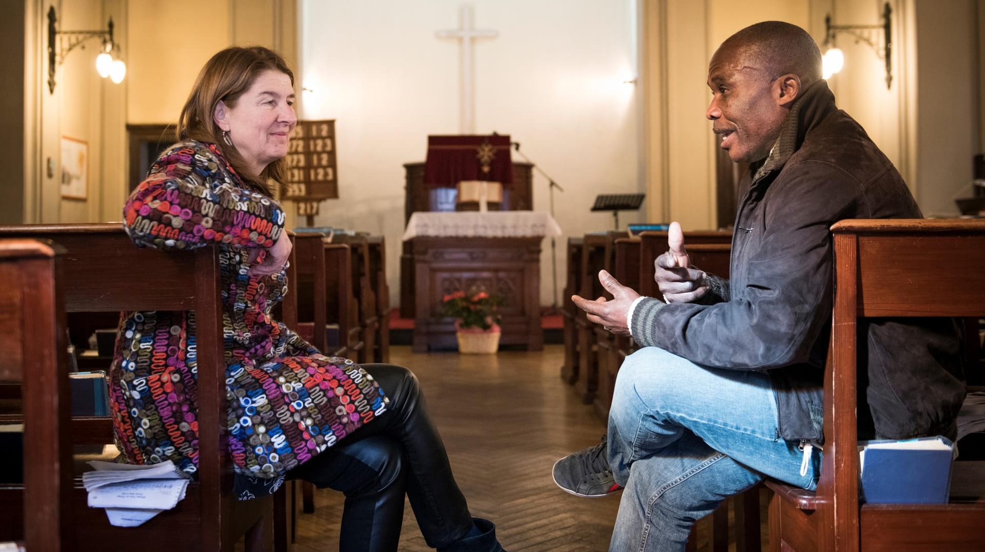 Pastor Emanuel aus Ghana und die deutsche Pfarrerin Anne Zelle: 30 Millionen Euro gibt die kleine Kirchengemeinde jedes Jahr für soziale Projekte aus.