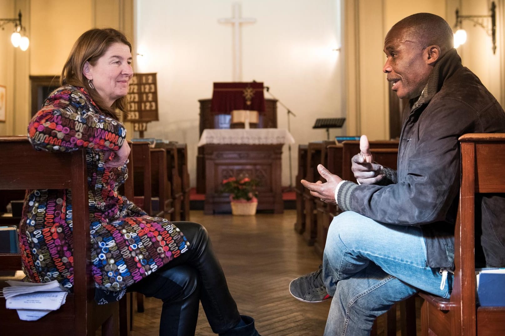 Pastor Emanuel aus Ghana und die deutsche Pfarrerin Anne Zelle: 30 Millionen Euro gibt die kleine Kirchengemeinde jedes Jahr für soziale Projekte aus.