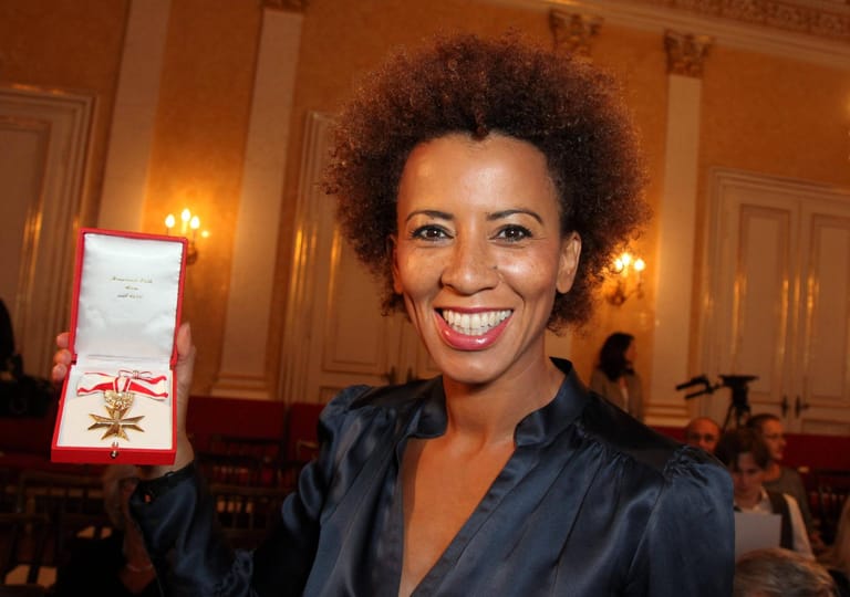 Winter 2013: Arabella Kiesbauer bekommt das Goldene Verdienstkreuz für ihr Engagement als Kulturvermittlerin.