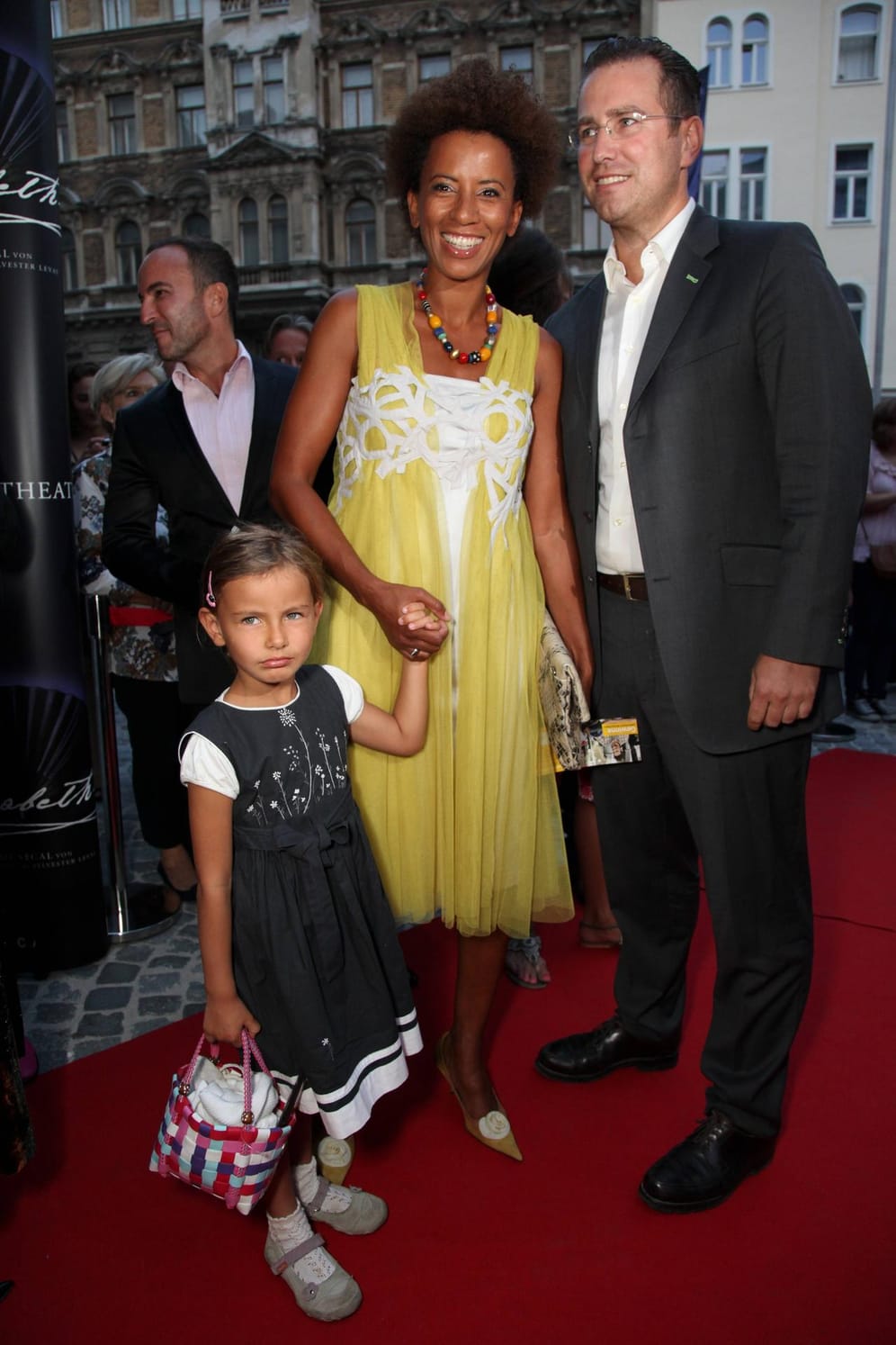September 2012: Arabella mit ihrer Tochter und ihrem Mann auf dem roten Teppich.