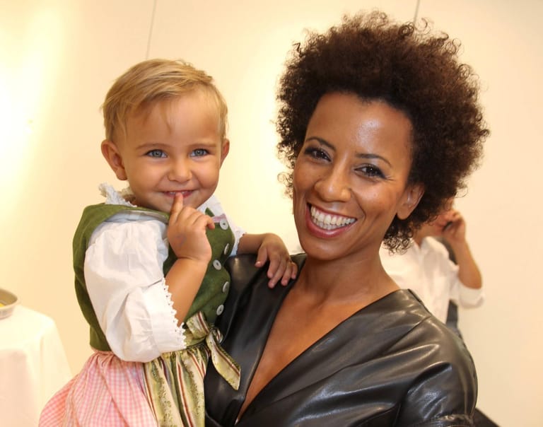 Herbst 2009: Arabella Kiesbauer mit ihrer Tochter Nika.