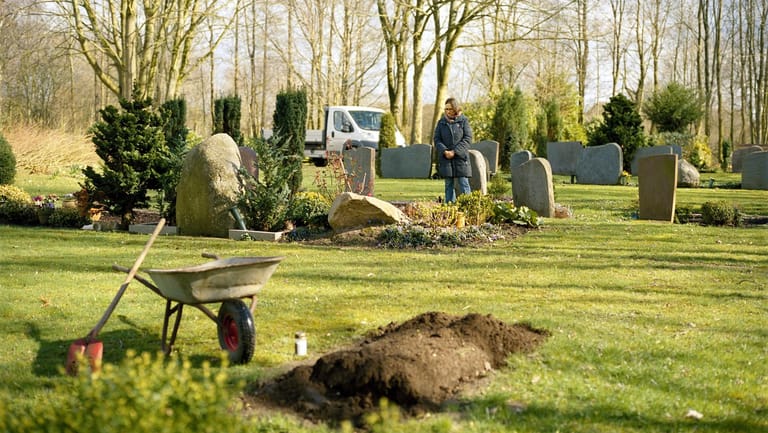 Anfangs mochte Marianne H. nicht ans Grab. Heute ist sie fast täglich dort und redet mit ihren Toten.