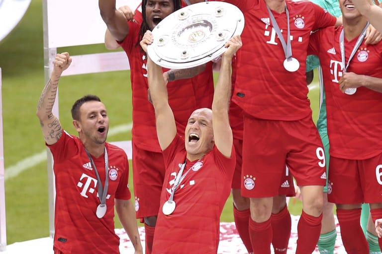 Nach 17 Jahren als Profi beendet Arjen Robben seine Karriere. Dies hat der langjährige Bayern-Star und 96-fache niederländische Nationalspieler am 4. Juli in einer Presseerklärung verkündet. t-online.de zeigt die besten Bilder eine ruhmreichen Karriere.