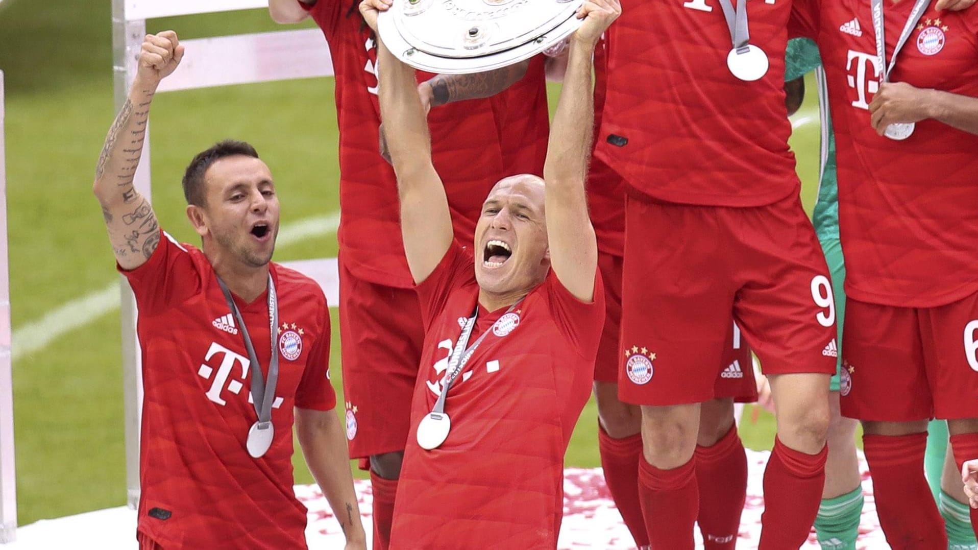 Nach 17 Jahren als Profi beendet Arjen Robben seine Karriere. Dies hat der langjährige Bayern-Star und 96-fache niederländische Nationalspieler am 4. Juli in einer Presseerklärung verkündet. t-online.de zeigt die besten Bilder eine ruhmreichen Karriere.