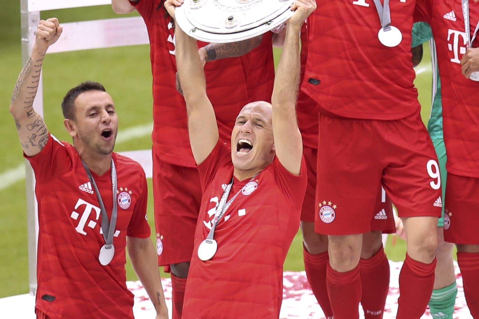 Nach 17 Jahren als Profi beendet Arjen Robben seine Karriere. Dies hat der langjährige Bayern-Star und 96-fache niederländische Nationalspieler am 4. Juli in einer Presseerklärung verkündet. t-online.de zeigt die besten Bilder eine ruhmreichen Karriere.