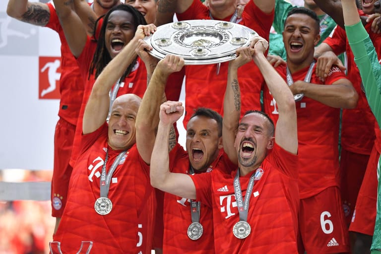 ... danach noch sage und schreibe fünfmal gelingen. Denn auch zwischen 2015 und 2019 holen die Süddeutschen den Titel. Insgesamt kommt Robben mit Bayern auf acht Deutsche Meisterschaften. Dazu kommen...